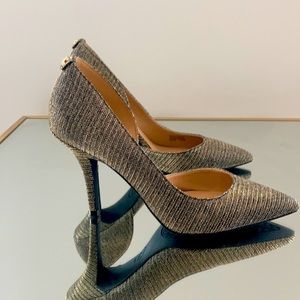 Michael Kors gold/black textured heels size 7